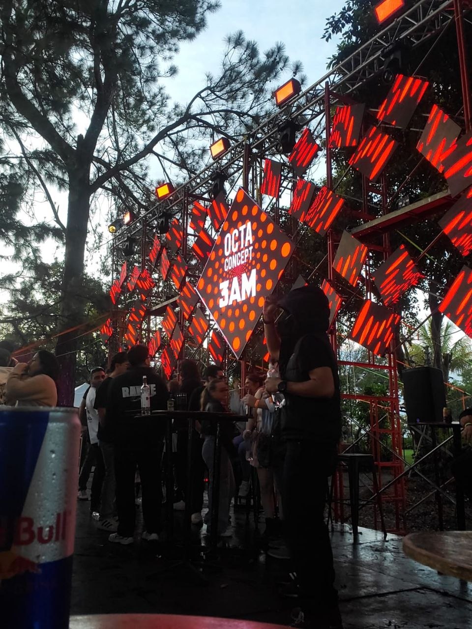 Barra de bebidas sirviendo en un concierto al aire libre